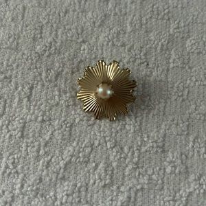 Gold pendant with pearl in the center